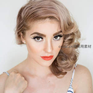 复古卷发与精致妆容