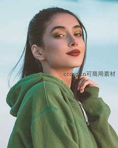 绿衣少女侧颜微笑