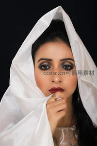 白纱覆面女子优雅沉思