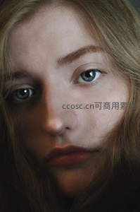 蓝眸少女凝视镜头，光影柔和细腻