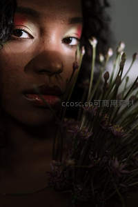 暗影中花束旁的沉思面容