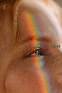 彩虹光斑映照的碧绿眼眸