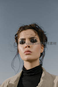 烟熏妆容下的冷艳气质