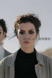 沙漠背景下的冷艳女性肖像