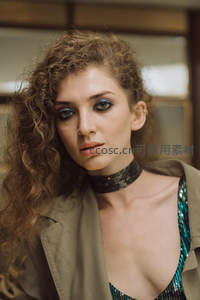 卷发女子室内时尚写真