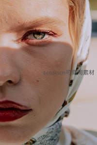 红唇与丝巾的优雅特写