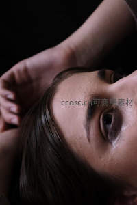 暗影中的凝视与沉思