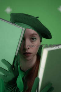 绿意盎然的神秘少女