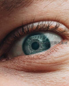 蓝眸微距特写，虹膜纹理清晰可见