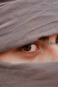 面纱遮掩下的深邃眼眸