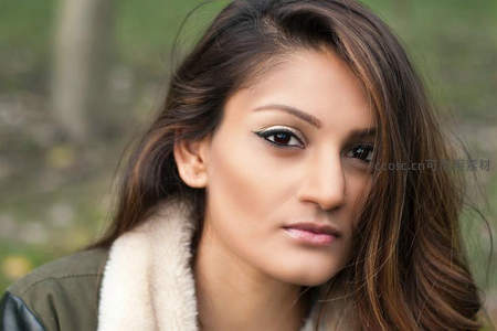 自然光下女子的温柔凝视，户外写真