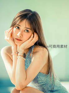 蓝裙少女托腮凝望远方