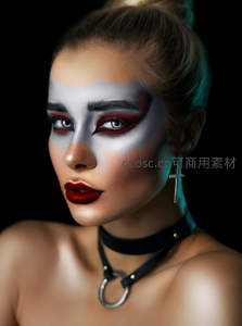 哥特风骷髅妆女郎，红唇黑项圈气场全开