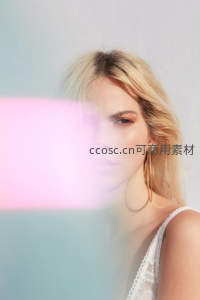 柔光下的金发女郎，耳环与蕾丝勾勒优雅轮廓