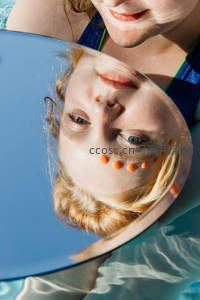 水中镜面倒影创意自拍