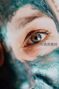 蓝绿色闪粉面膜特写