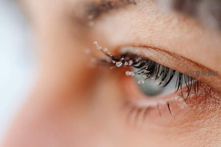 睫毛上晶莹水珠微距