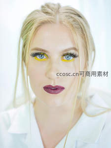 黄眼线紫唇妆，金发少女时尚大片