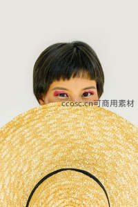 草帽下的俏皮双眸