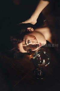 光影交错中酒杯旁的慵懒侧卧