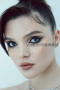 精致妆容，冷艳蓝眼时尚人像