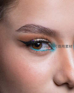 精致眼线与彩色眼影的微距特写