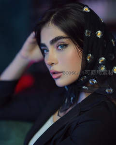 戴雏菊头巾的女子，眼神深邃