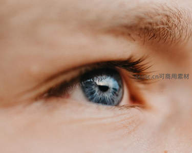 浅蓝眼眸，温柔凝望的宁静时刻