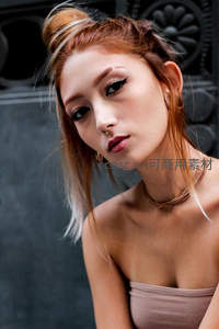 红发少女眼神迷离街头写真