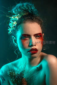 蓝光下的花环少女，妆容如梦似幻