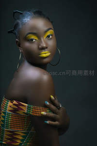 非洲风情妆容，黄彩绘亮眼夺目