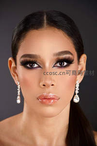 精致舞台妆容，水晶耳坠闪耀