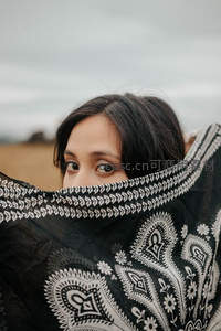 神秘面纱下的凝视，眼神深邃