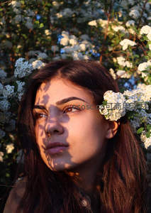 少女花丛中，光影斑驳如诗