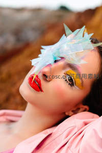 创意彩妆艺术，晶莹头饰夺目