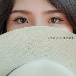 草帽遮面，双眸含情凝望