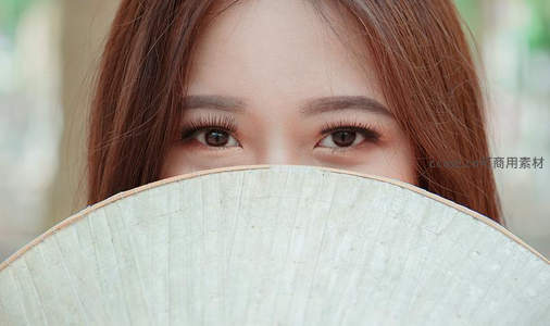 竹扇轻掩，秋水明眸含羞