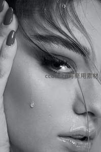 水珠滑落女子眼妆精致的脸颊