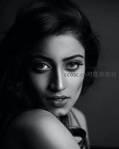 黑白色调下女子回眸凝视镜头