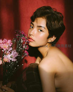 短发少女与花束的温柔瞬间