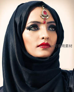 佩戴华丽头饰的优雅穆斯林女性