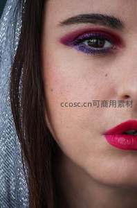 紫红眼影与亮红唇的时尚特写