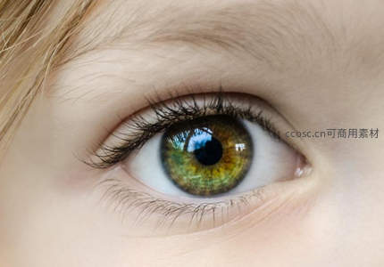 孩童绿眸特写清澈如湖水