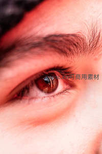 红光映照下的专注之眼