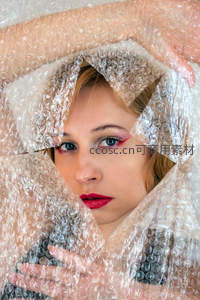 气泡膜下的神秘红唇