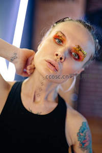 金箔眼妆与纹身少女的酷感姿态