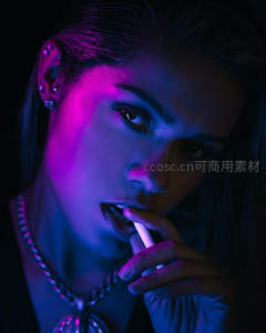 霓虹光影下的冷艳姿态