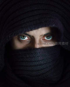 深邃目光穿透黑暗面纱