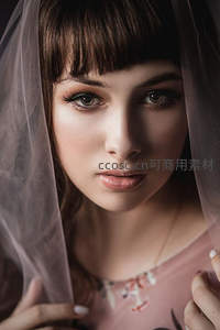 薄纱轻掩下的温柔凝视