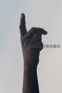 深色皮肤手指指向天空